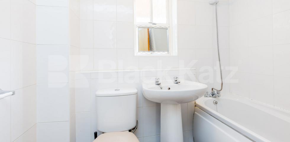 Charming 1 Bed Flat with Wooden Flooring in Private Gated Close Moriatry Close, Holloway